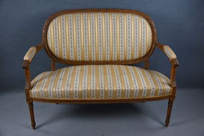 une vieille chaise recouverte d'un tissu rayé, recouverte d'un tissu rayé, recouverte d'un tissu rayé, recouverte d'un tissu rayé, recouverte d'un tissu rayé, recouverte d'un tissu rayé, recouverte d'un tissu rayé, recouverte d'un tissu rayé, recouverte d'un tissu rayé