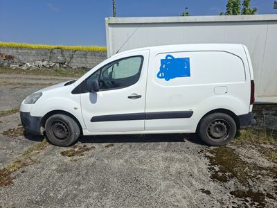 une camionnette blanche avec un autocollant bleu sur le côté