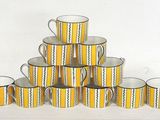 des tasses à café rayées de jaune et de blanc, empilées les unes sur les autres