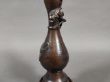 un petit vase posé sur un socle