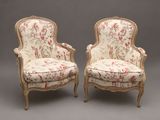 paire de fauteuils de style Louis XV avec assises rembourrées à motifs floraux