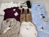 beaucoup de vêtements posés sur une table