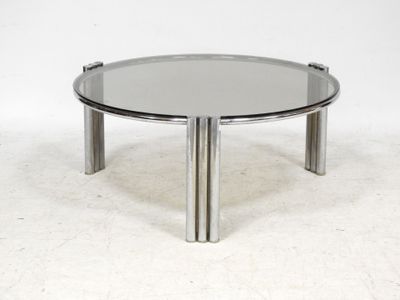 une table basse ronde en verre avec des pieds chromés et un plateau en verre