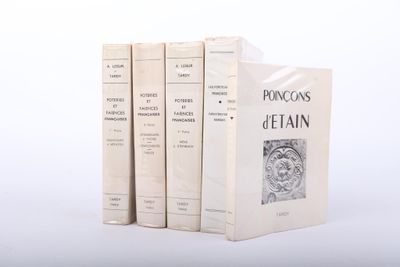 trois livres superposés sur une surface blanche