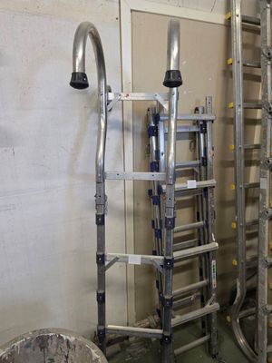 plusieurs échelles sont alignées contre un mur dans une pièce