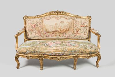 un canapé recouvert d'une tapisserie sur laquelle est représentée une image
