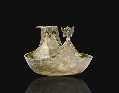 deux vases en argent posés sur une surface noire