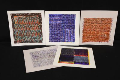 quatre cartes aux motifs différents posées sur un fond noir