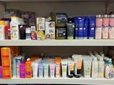 de nombreux types de produits différents dans les rayons du magasin