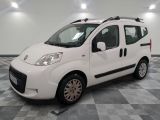 la photo d'une petite camionnette blanche garée dans une pièce