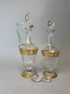 deux vases en verre posés l'un à côté de l'autre sur une table