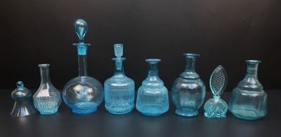 un grand nombre de bouteilles en verre posées sur une table