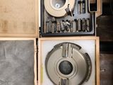 une boîte à outils posée sur une table en bois