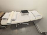 une photo d'une table sur laquelle sont posés des serviettes et un téléphone portable