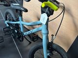 un vélo posé par terre dans la pièce