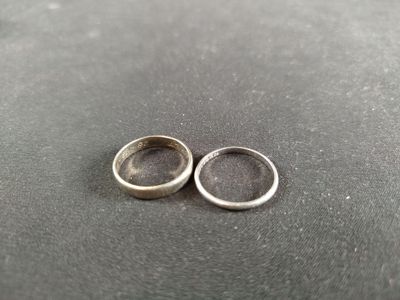 deux alliances posées sur une table