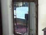 un miroir accroché au mur d'une pièce