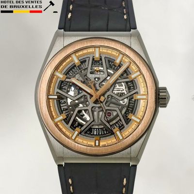 un gros plan d'une montre avec un bracelet en cuir noir