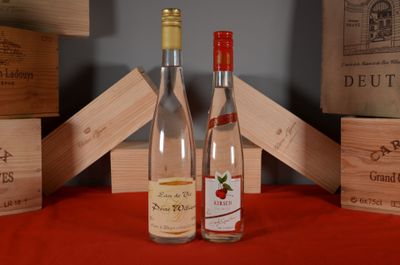 deux bouteilles de vin posées l'une à côté de l'autre sur une table