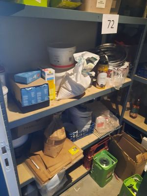 de nombreuses boîtes et bacs sur les étagères de la pièce