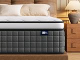 un matelas posé sur un lit dans une chambre