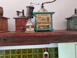 une petite horloge posée sur une étagère dans une cuisine
