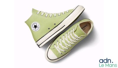 Les Converse All Star sont vertes, avec des lacets blancs et une étoile sur le côté.