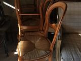 plusieurs chaises et un canapé dans une pièce avec une fenêtre à l'arrière-plan