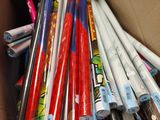 une boîte remplie de stylos et de crayons qui s'y trouvent