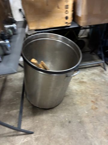 Deux poubelles inox