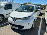 une voiture blanche garée dans un parking
