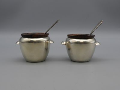 Paire de salières en métal argenté et intérieur en palissand…