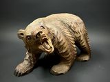 une statue d'ours posée sur une table