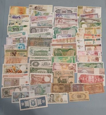 de nombreux types de papier-monnaie sur la table