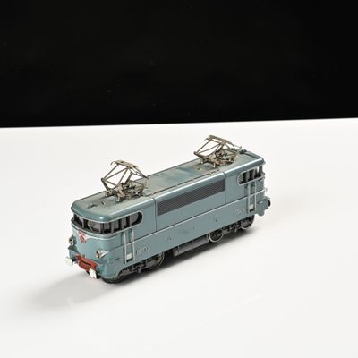 un petit train posé sur une surface blanche