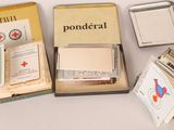 une petite boîte de fournitures médicales posée sur une table