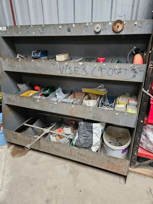 Important ensemble comprenant : vis, outillage manuels, outi…