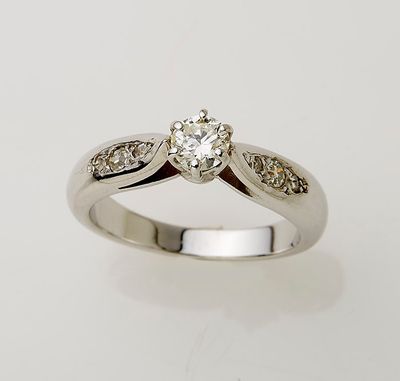 Bague en or blanc 750°/.(18K) 6g sertie d'un diamant rond ta…