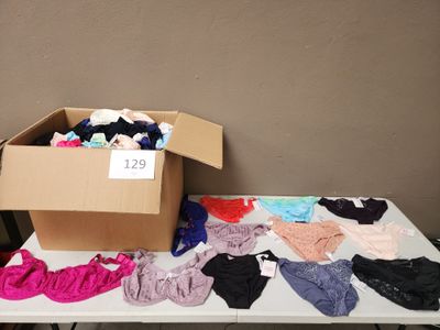 une boîte remplie de sous-vêtements posée sur une table, avec une étiquette de prix dessus