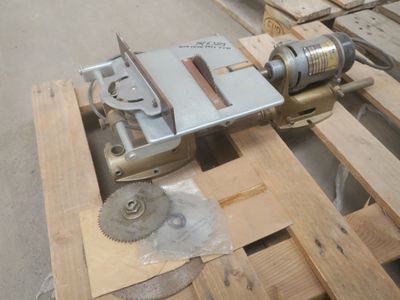 une machine posée sur une palette