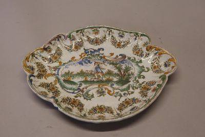 une assiette avec un dessin sur une table