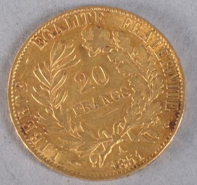 gros plan d'une pièce d'or sur une surface blanche