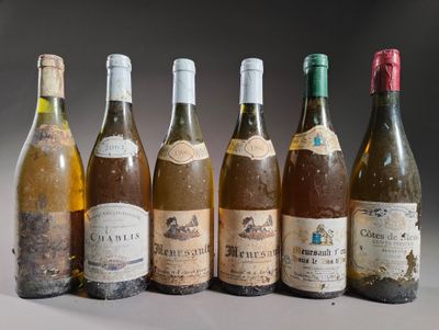 plusieurs bouteilles de vin sont alignées sur une table