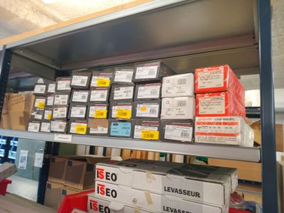 @@@ Stock de serrurerie : serrures, gâches, ferme-portes cré…