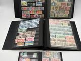 une collection de timbres rangée dans un classeur posé sur une table