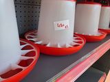 de nombreux seaux en plastique sur les rayons d'un magasin