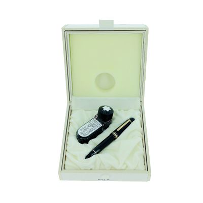 une boîte contenant un stylo et un téléphone portable