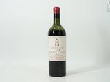 une bouteille de vin posée sur une table