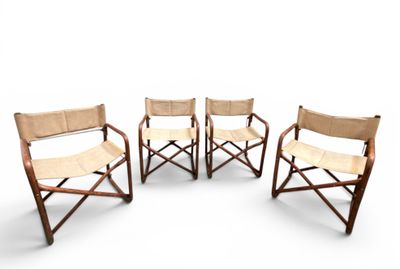 trois chaises en bois avec des assises en toile beige sur fond blanc