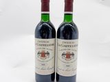 deux bouteilles de vin posées l'une à côté de l'autre sur une table